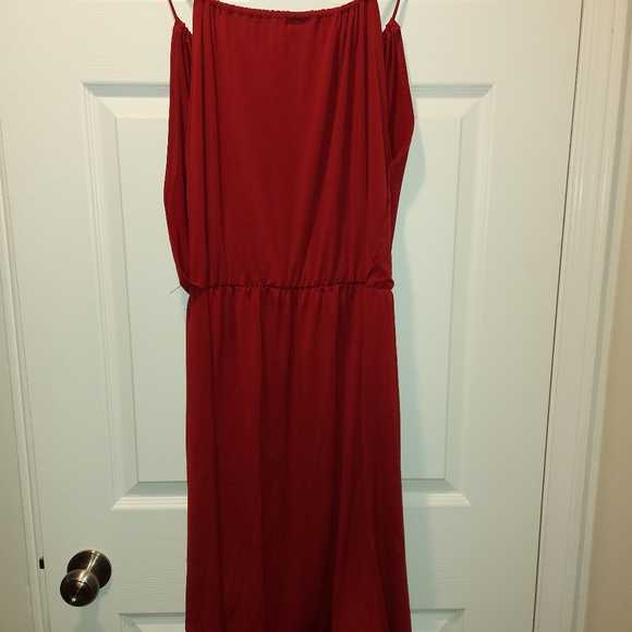 Sleeveless, strappy red dress - Picture 2 of 7